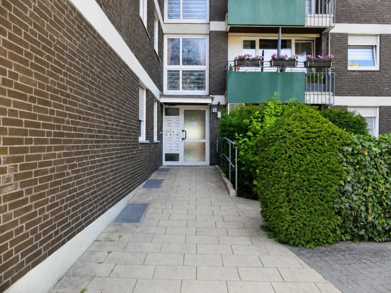 Haupteingang Rheine Etagenwohnung Altbauflair mit Mehrwert - Leerstehende 4-Zimmer Eigentumswohnung mit S�dbalkon, Aufzug und gro�z�gigem Wohnbereich
