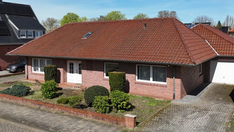 Bungalow Nordhorn Einfamilienhaus In begehrter Lage von Nordhorn, solider Walmdachbungalow mit gro�z�gigem Garten